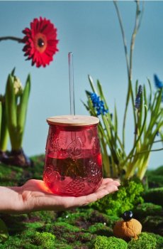 Скляна чашка з кришкою та соломинкою з тисненим мотивом полуниці - червоний