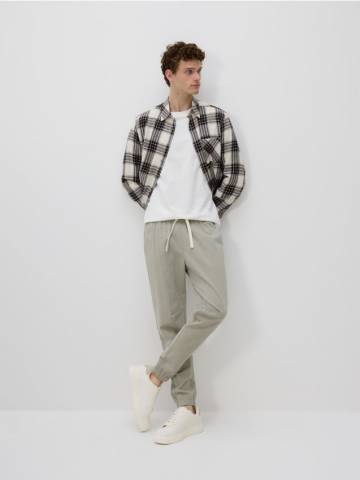 Reserved - Джогери slim fit - блідо-зелений - 473GC-07X