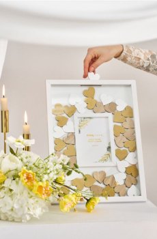 Весільна рамка для фото з сердечками для підписів гостей - різнобарвний