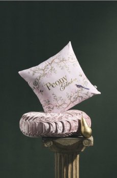 Наволочка з квітковим візерунком та написом - пастельний рожевий