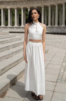 Молочний костюм із топа і спідниці максі