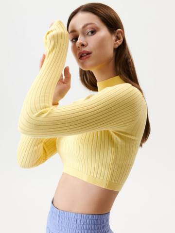 Укорочений джемпер з коміром-стійкою - жовтий
