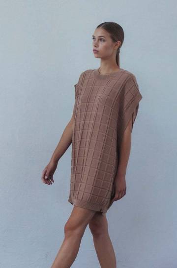Платье MUUV. CARRE цвет коричневый mini oversize Платье MUUV. CARRE цвет коричневый mini oversize