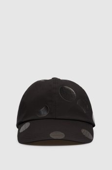 Черная кепка в принт