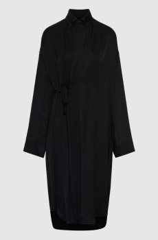 Черное платье-рубашка в логотипе тканый узор