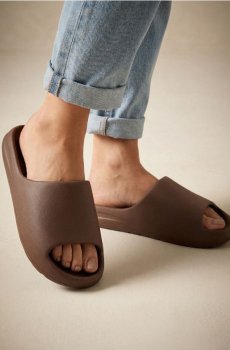 Шльопанці basic - темно коричневий