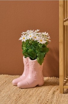 Букет декоративних ромашок у керамічних чобітках - пастельний рожевий