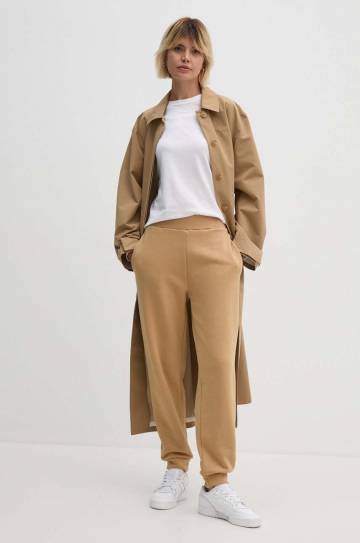 Спортивные штаны Calvin Klein цвет бежевый однотонные K20K207214 Спортивные штаны Calvin Klein цвет бежевый однотонные K20K207214