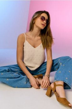 Мереживний топ на тонких бретелях - нюдовий