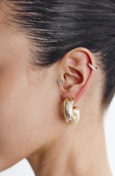 Золотисті текстурні сережки круглої форми