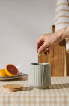 Рифлений контейнер для зберігання продуктів - кремовий