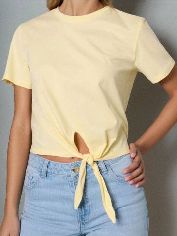 Футболка, зав’язана на талії - yellow jeans Футболка, зав’язана на талії - yellow jeans