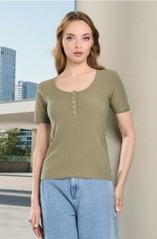 Ребриста футболка з гудзиками - хакі