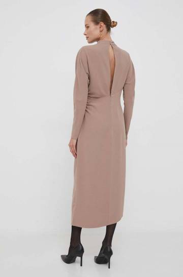 Платье Calvin Klein цвет бежевый maxi расклешённое Платье Calvin Klein цвет бежевый maxi расклешённое