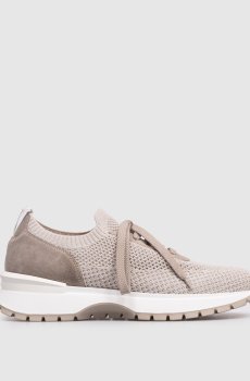 Коричневые кроссовки с логотипом