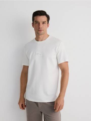 Reserved - Футболка regular fit з аплікацією - кремовий - 8694H-01X Reserved - Футболка regular fit з аплікацією - кремовий - 8694H-01X