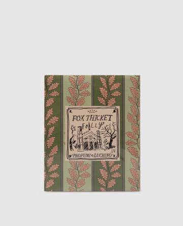 Зеленая дизайнерская свеча с ароматом Fox Thicket Folly 320 гр Зеленая дизайнерская свеча с ароматом Fox Thicket Folly 320 гр