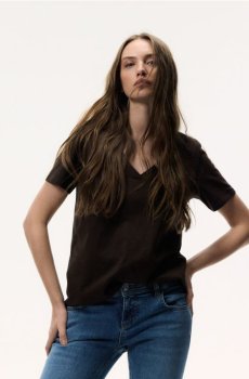 Reserved - Футболка regular з V-подібним вирізом - темно коричневий - 399FS-89X