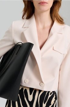 Короткий двобортний жакет - кремовий