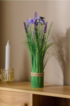 Декоративна рослина – трава з фіолетовими квітами та метеликом - Фіолетовий