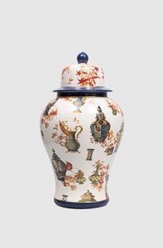 Белая фарфоровая ваза с крышкой