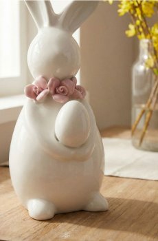 Великодня керамічна фігурка зайця з намистом - білий