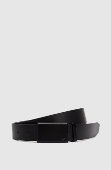 Черный кожаный ремень с гравировкой логотипа