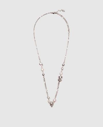 Серебристая цепочка с бусинами и черепами