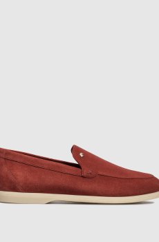 Бордовые замшевые лоферы с фактурной эмблемой