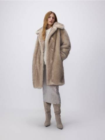 Reserved - Модельне пальто oversize зі штучного хутра - нюдовий - 652AY-02M Reserved - Модельне пальто oversize зі штучного хутра - нюдовий - 652AY-02M