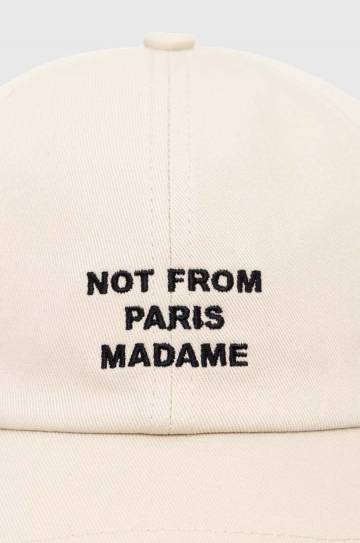 Хлопковая кепка Drôle de Monsieur La Casquette Slogan цвет бежевый с аппликацией PERM-CP151-CO138-MT Хлопковая кепка Drôle de Monsieur La Casquette Slogan цвет бежевый с аппликацией PERM-CP151-CO138-MT