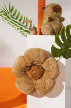 Декоративна подушка у формі квітки з мотивом капібари - коричневий