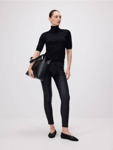 Reserved - Штани slim з восковим блиском - чорний - 326GF-99X