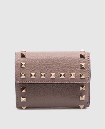 Бежевое кожаное портмоне ROCKSTUD TRIFOLD с пирамидками с платиновым покрытием Бежевое кожаное портмоне ROCKSTUD TRIFOLD с пирамидками с платиновым покрытием
