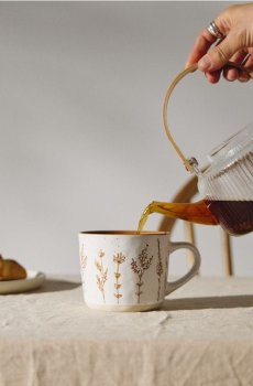 Керамічний кухоль з квітковим мотивом - золотисто-коричневий