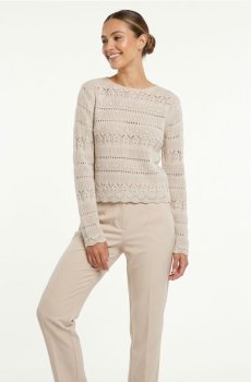 Ажурний светр із декоративним візерунком - кремовий