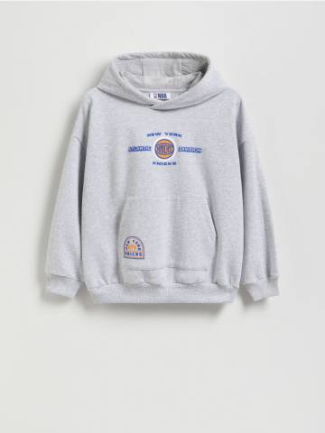 Reserved - Світшот New York Knicks NBA - світло-сірий - 935FJ-09M Reserved - Світшот New York Knicks NBA - світло-сірий - 935FJ-09M