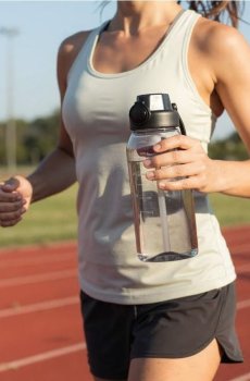 Пляшка для води з мірною шкалою та ручкою - чорний