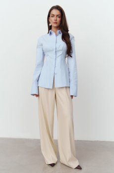Блакитна сорочка із акцентною відкритою спиною