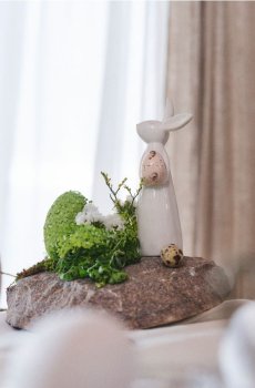 Великодня стояча декорація у формі зайчика з яйцем - різнобарвний