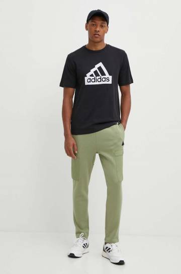 Спортивные штаны adidas City Escape цвет зелёный с аппликацией IV7419 Спортивные штаны adidas City Escape цвет зелёный с аппликацией IV7419