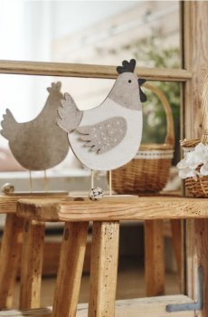 Великодня стояча прикраса у формі курки - бежевий