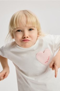 Reserved - Футболка з 3D нашивкою - кремовий - 699HU-01X