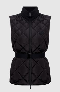 Черный пуховый жилет с нашивкой