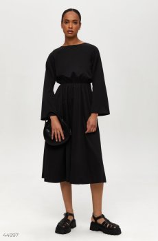 Чорна сукня з відкритою спиною