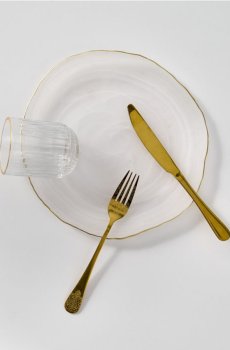 Тарілка із золотою каймою - білий