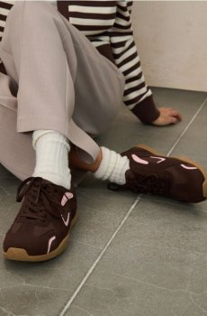 Кросівки з штучного замшу зі шкіряною устілкою - темно коричневий