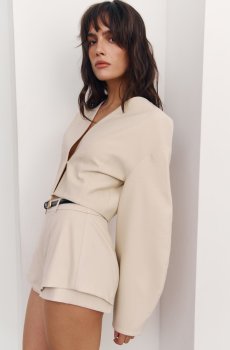 Молочний вкорочений жакет з обємними рукавами