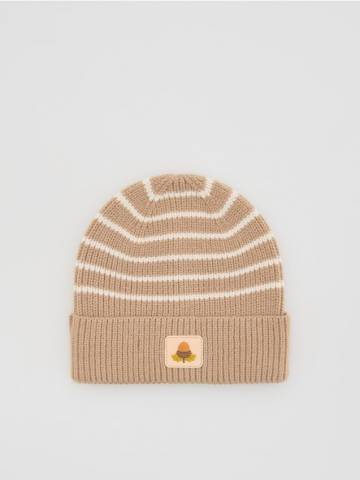 Reserved - Трикотажна шапка-біні з нашивкою - бежевий - 883GT-80X Reserved - Трикотажна шапка-біні з нашивкою - бежевий - 883GT-80X