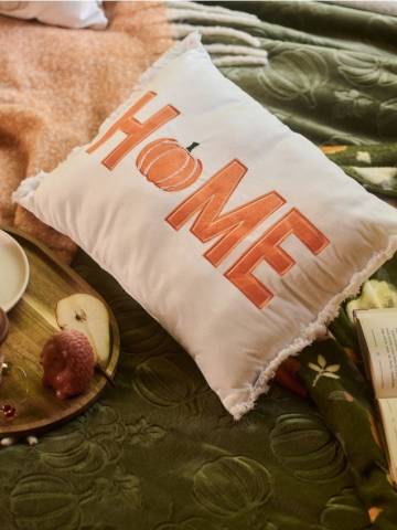 Декоративна подушка - кремовий